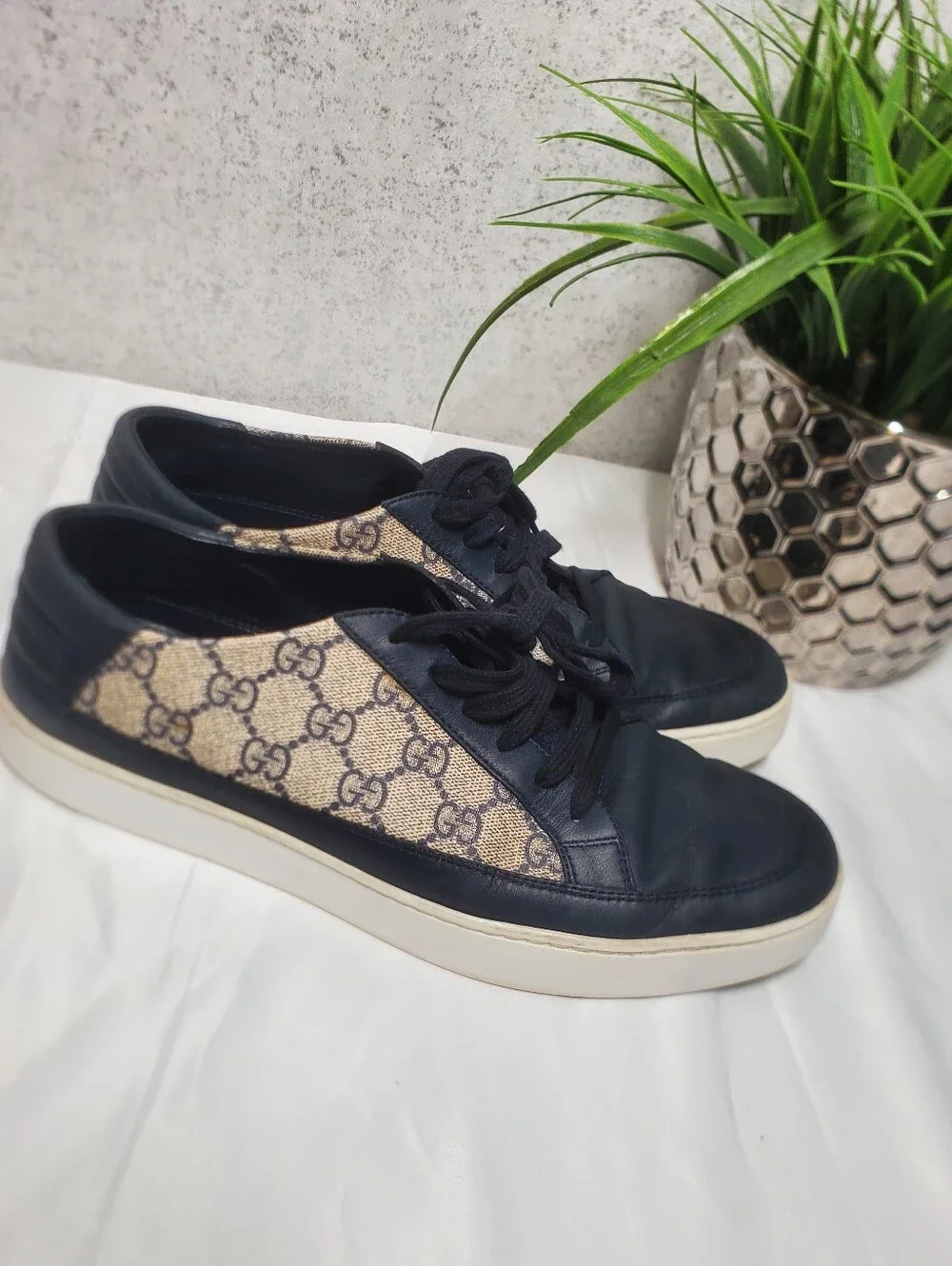 Gucci GG Supreme Monogram Low-Top Sneakers In A Midnigth Blue & Beige Size 8